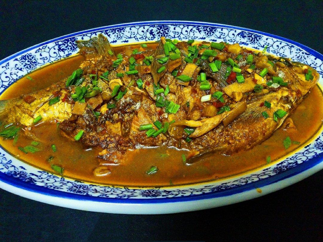 红烧鱼这样做，出锅以后全家抢着吃