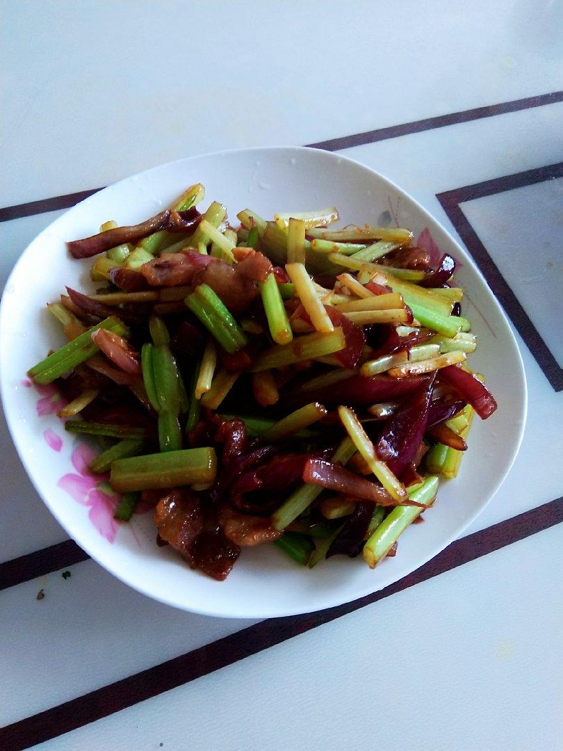 香芹炒肉家常下饭菜！