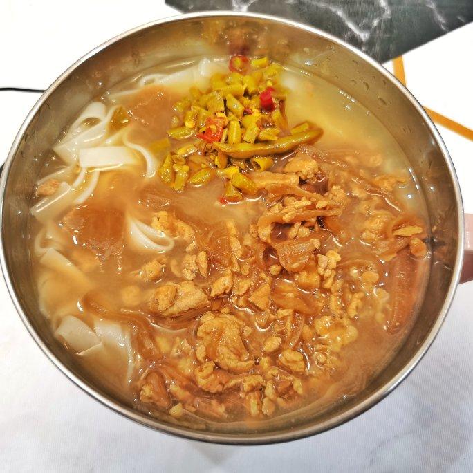 酱鸡蛋拌面