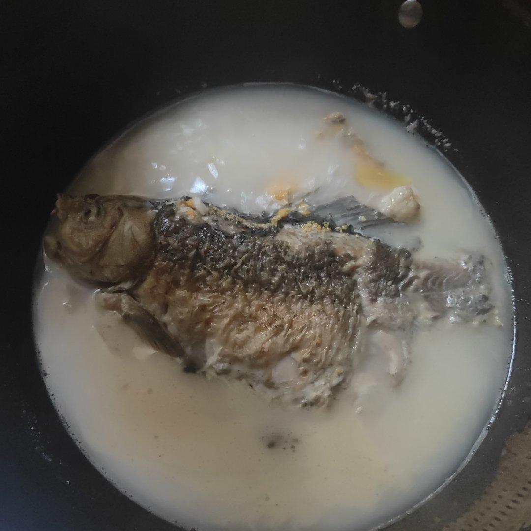 清炖鲫鱼汤 三个关键步骤让你轻松炖出汤浓味鲜色白似奶的鲫鱼汤