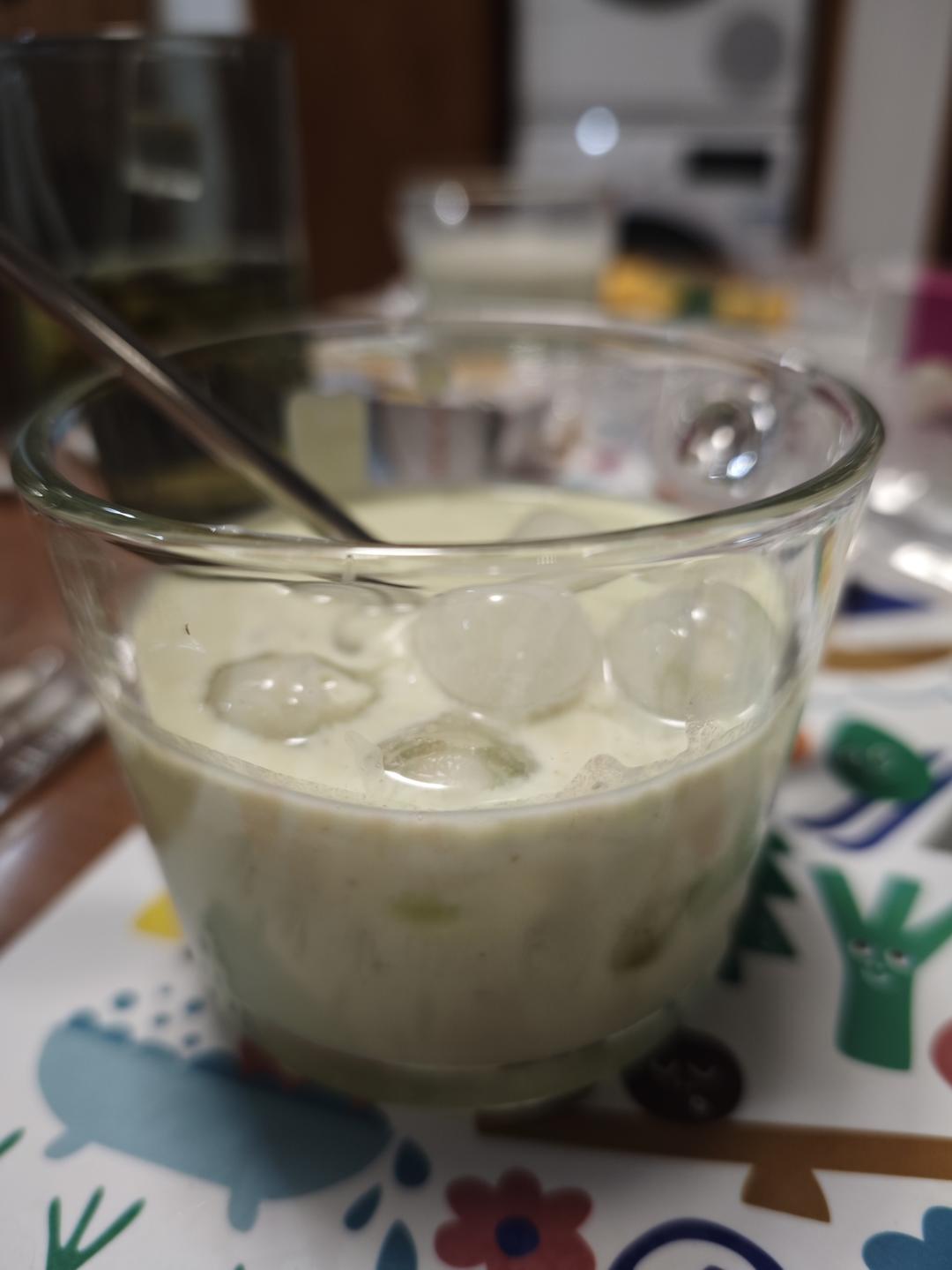巴旦木牛油果奶昔🥑复刻茉酸奶真的太好喝啦