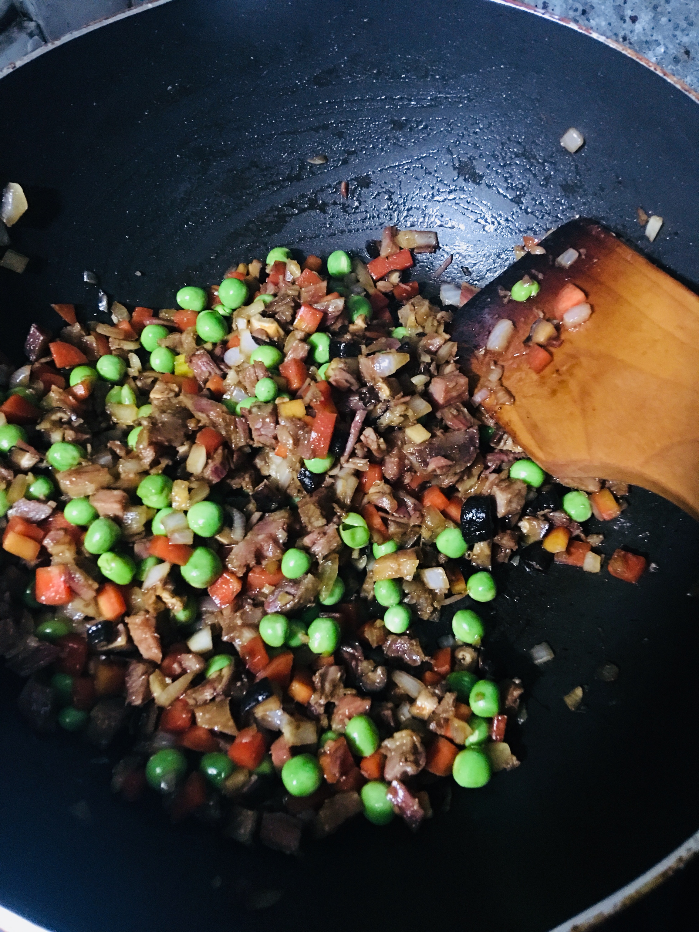 腊肉香肠青豆焖饭的做法 步骤2