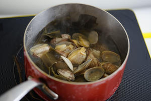 嫩煎鳕鱼佐甜豆火腿和蛤蜊昆布浓汤的做法 步骤2