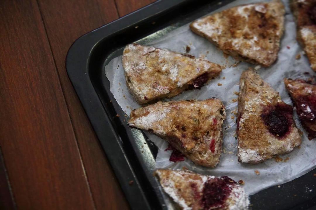 黑莓全麦早餐司康丨健康·烘焙<好好吃饭2>