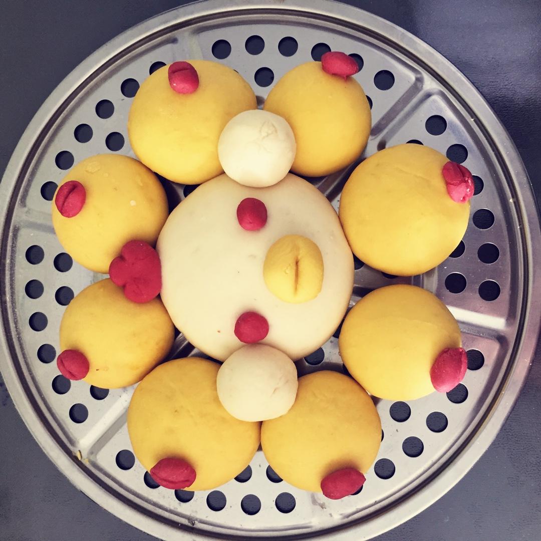 金鸡“抱”福奶黄包