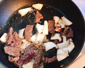 牛排烩西兰花蘑菇的做法 步骤1