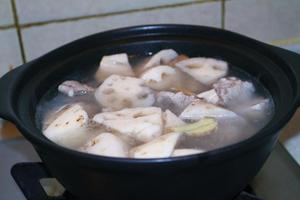 砂锅莲藕排骨汤的做法 步骤3