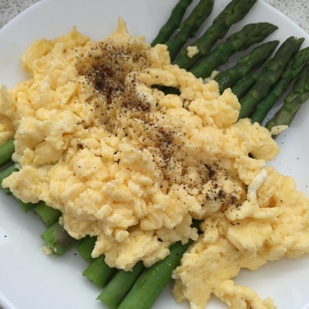 香煎芦笋配法式炒蛋