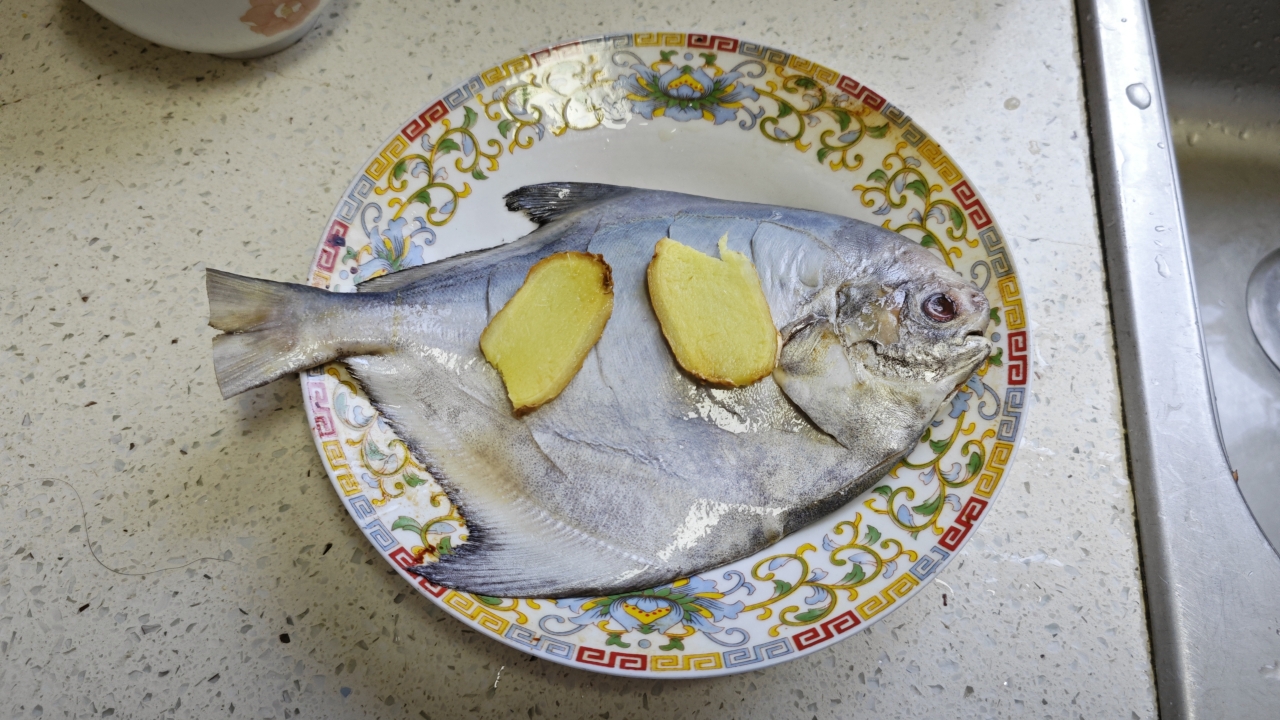 干烧鲳鱼的做法 步骤2
