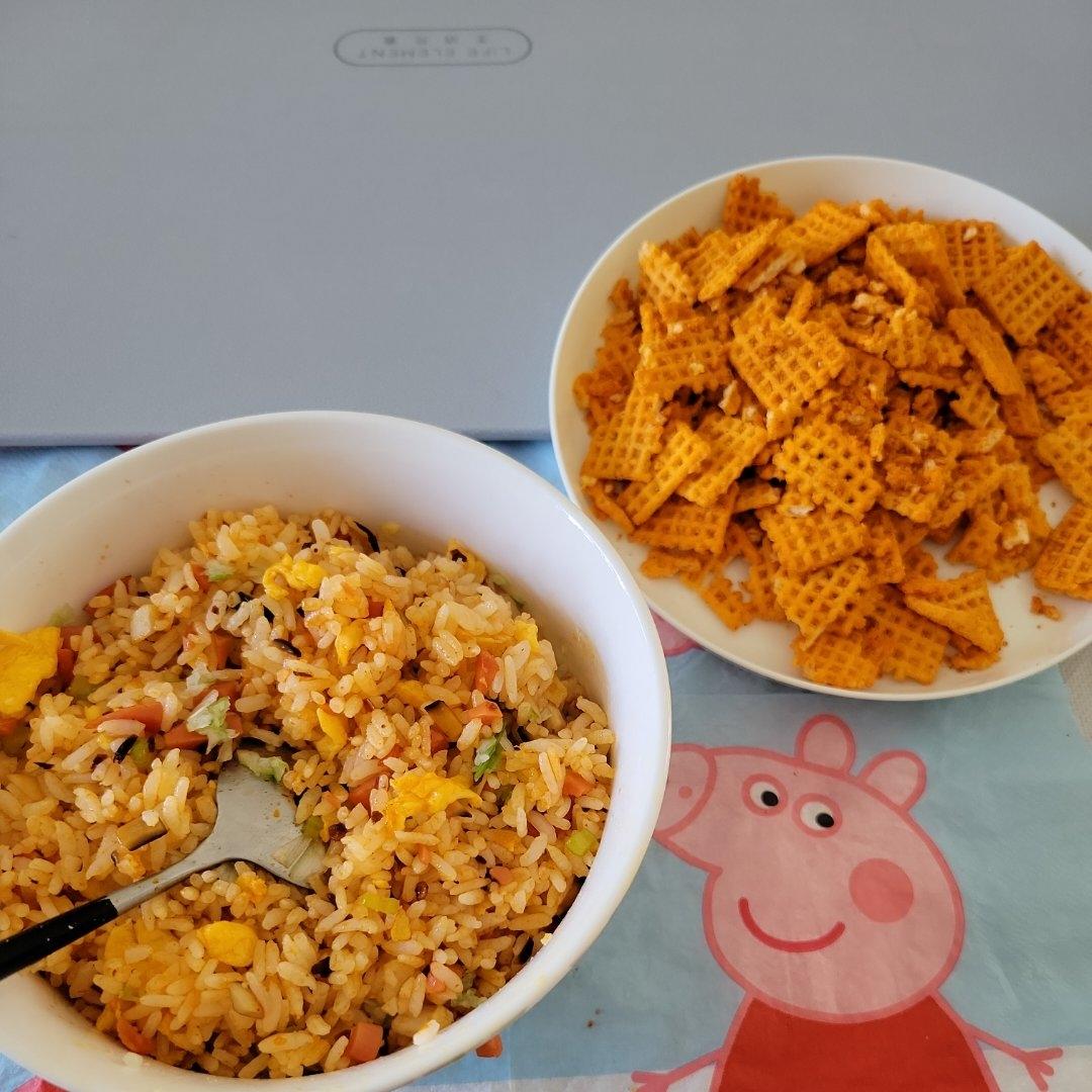 蛋炒饭不要只放鸡蛋了，加点老干妈，生抽耗油都不需要了，香喷喷