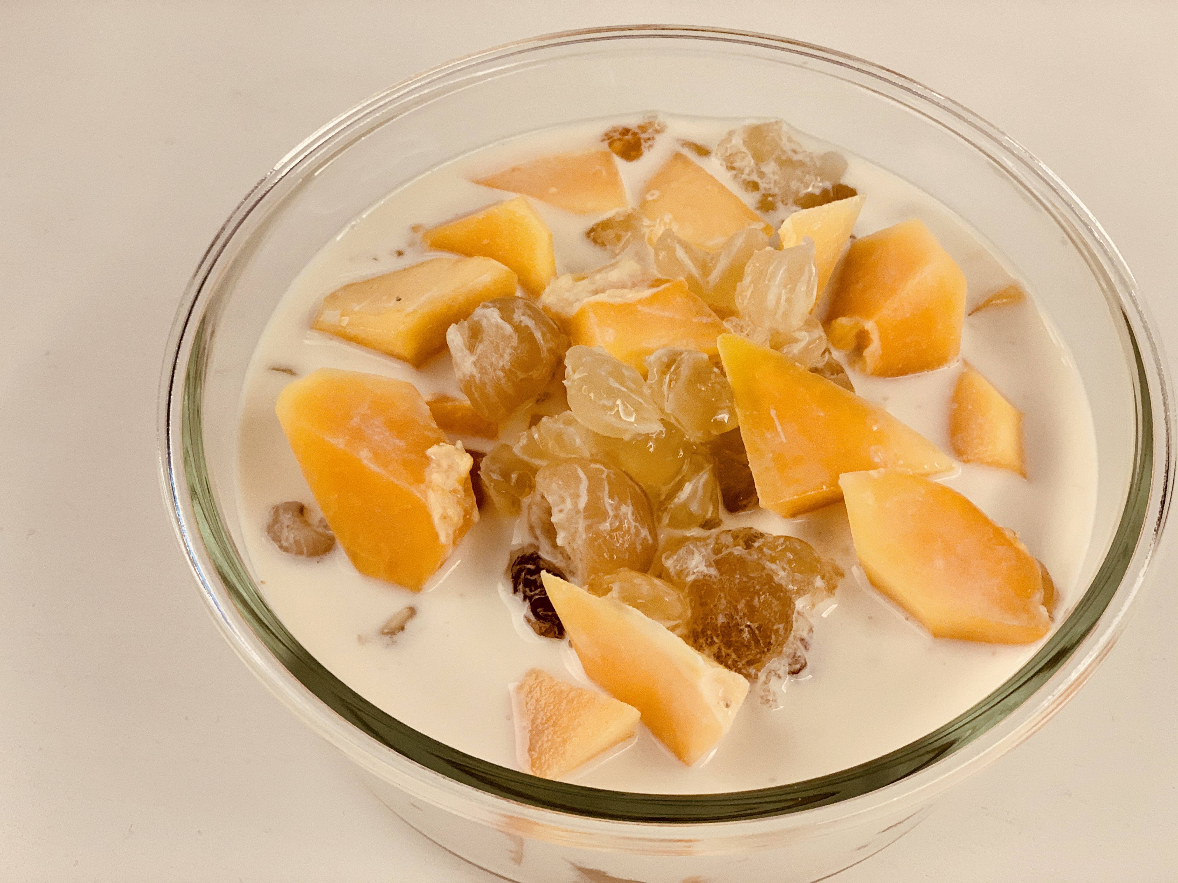 丰胸甜汤-雪莲子木瓜桃胶桂圆炖奶的做法