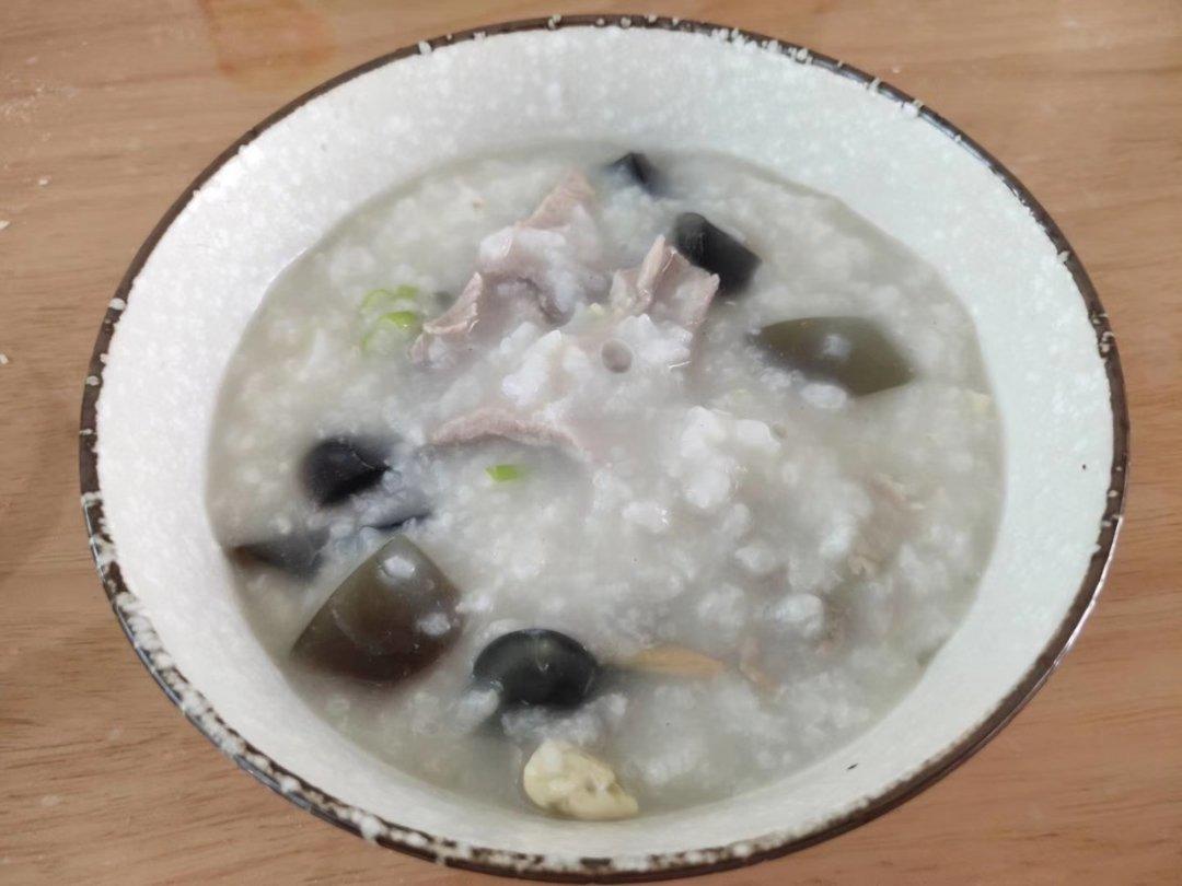 砂锅皮蛋瘦肉粥