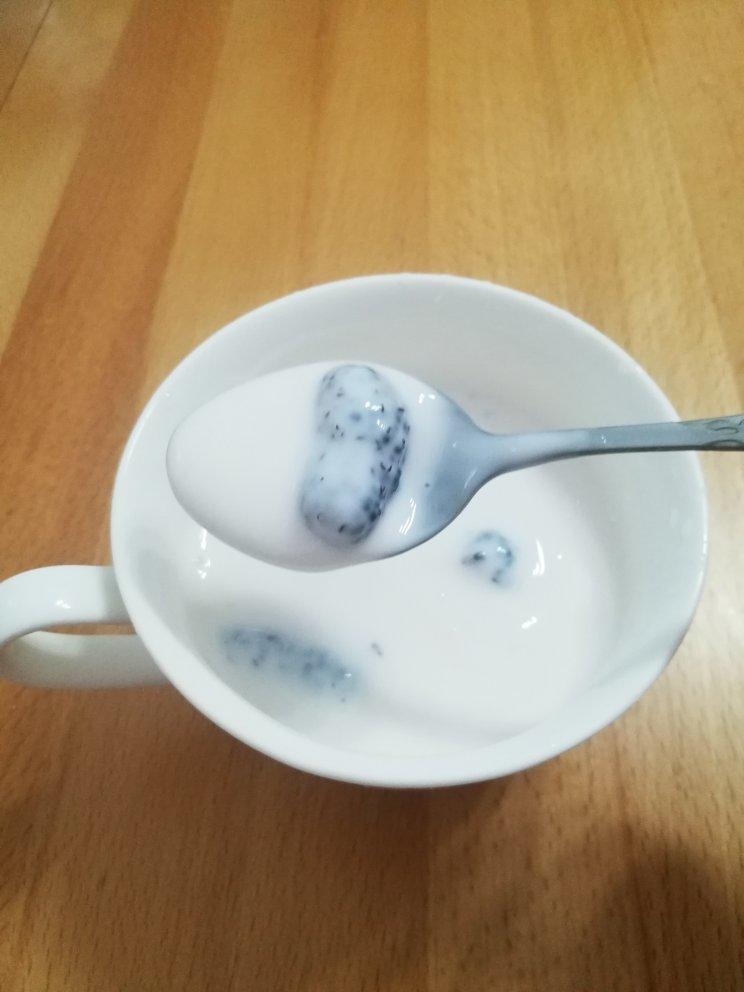 好吃到爆的桑葚酸奶大果粒
