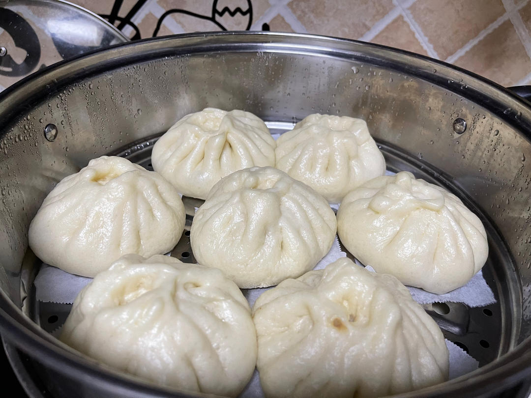 松软多汁的肉包子