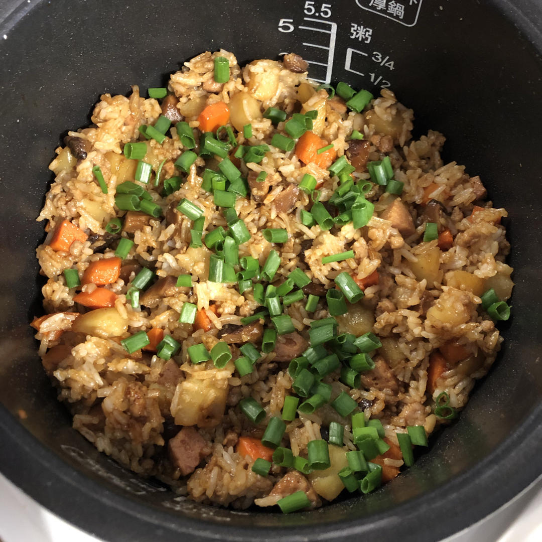 香肠土豆焖饭！电饭煲懒人做法