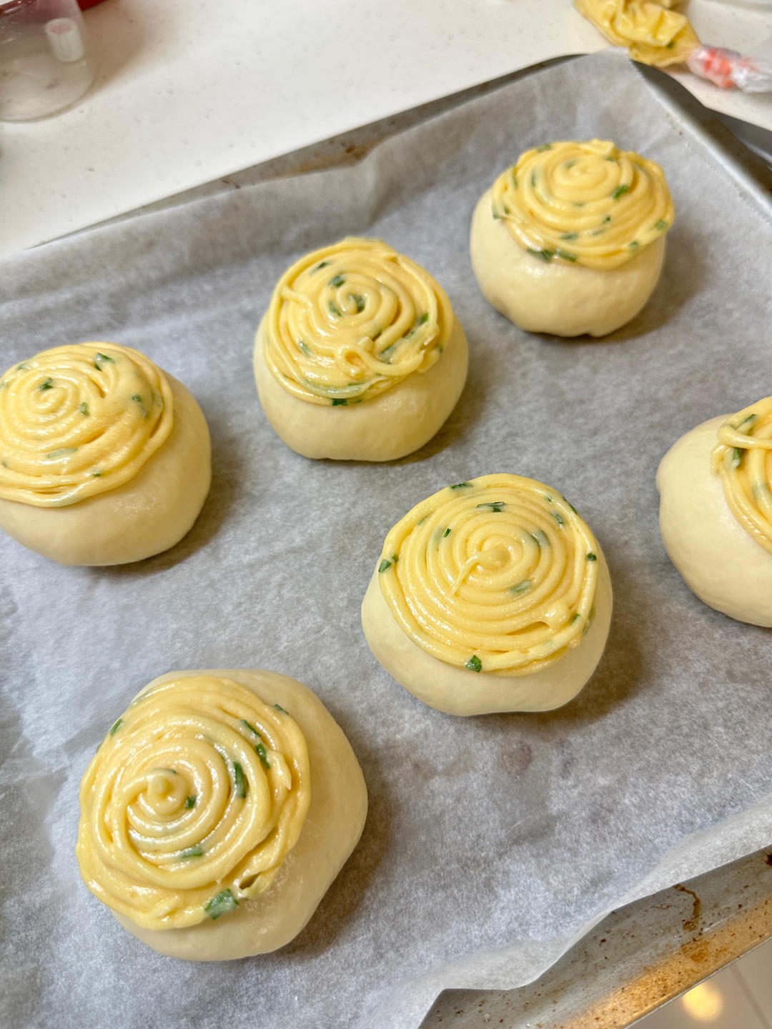 香葱肉松酥皮面包
