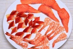 三文鱼北极贝鲜虾手握寿司的做法 步骤4