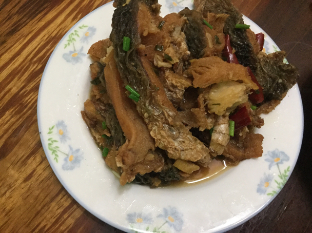 爆鱼。又叫熏鱼。