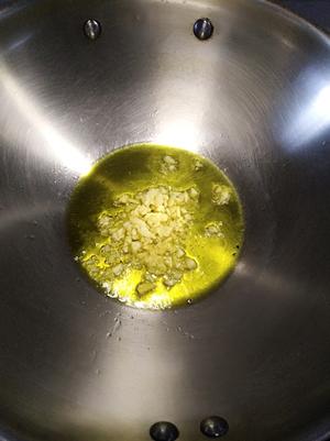 青椒炒新鲜花生米的做法 步骤3