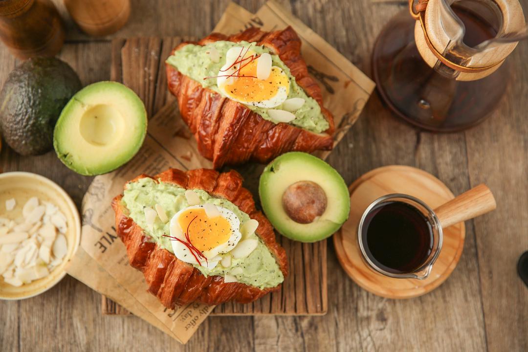 牛油果抱蛋三明治的做法