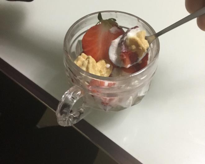 草莓🍓甜品（有之前的蛋白糖哦）的做法