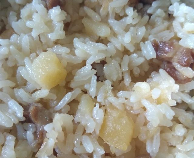 梅肉土豆焖饭的做法