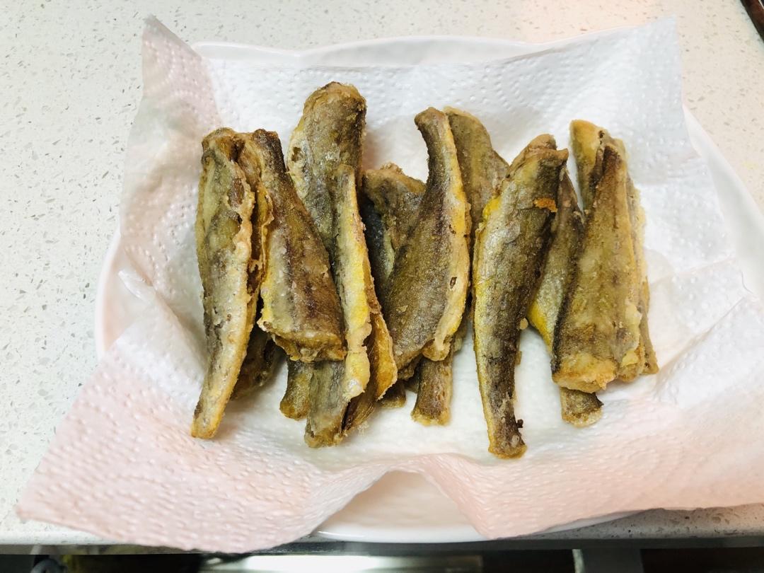 外酥里嫩：不会回软的干炸小黄鱼。
