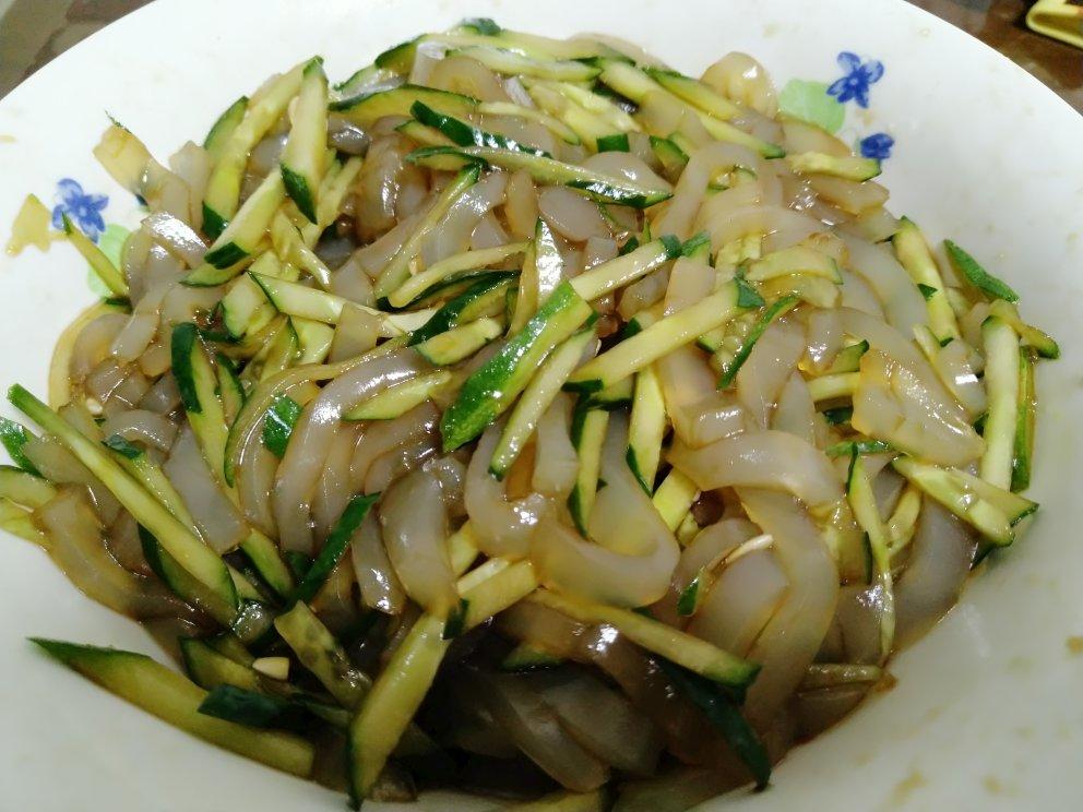 红色卡其布做的黄瓜拌拉皮