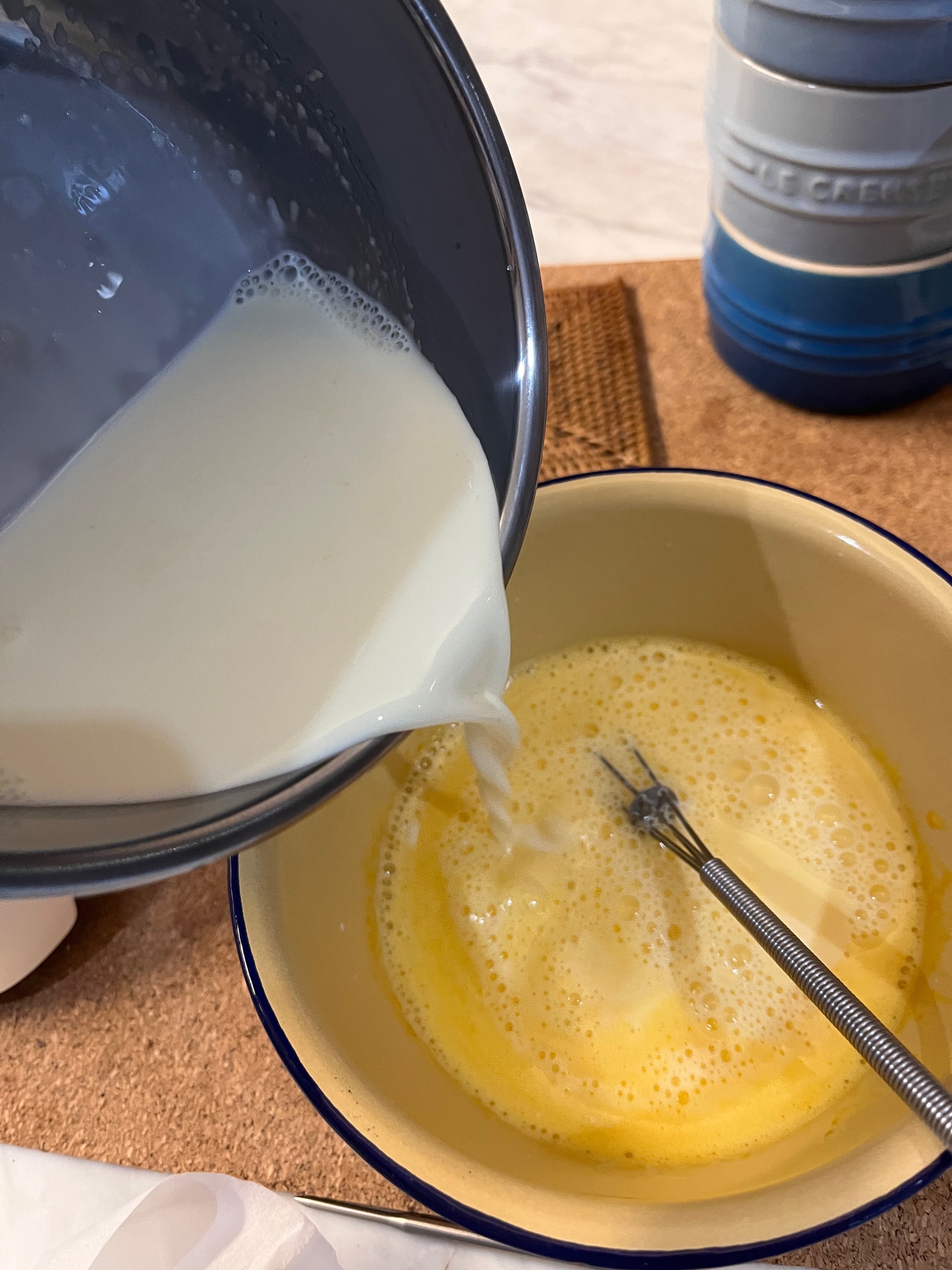 “一蛋两吃 、一举两得 ”可同时制作的甜品：中式双皮奶与西式布丁的做法 步骤7
