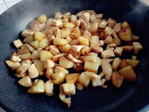 土豆鸡丁的做法 步骤6