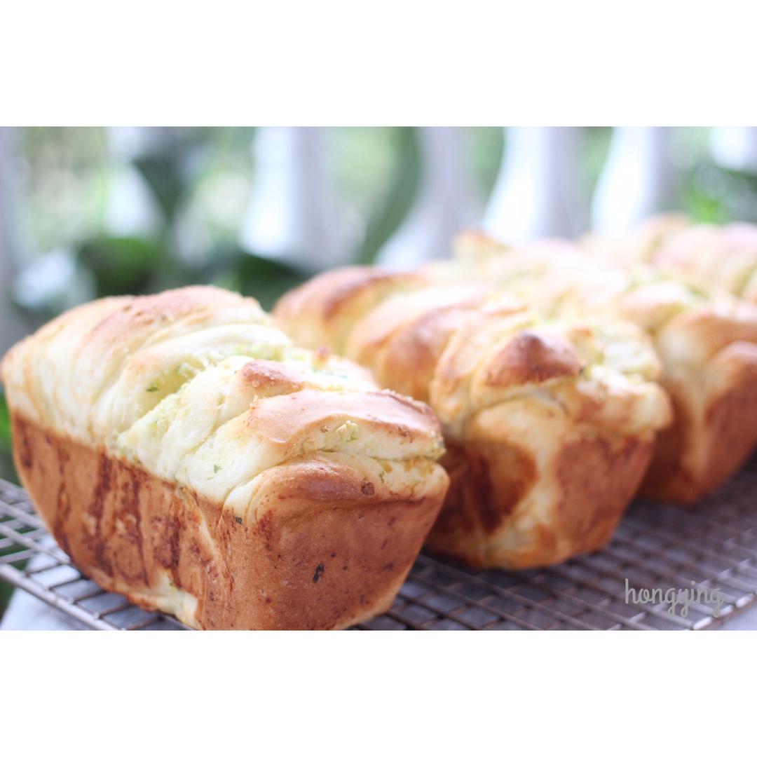 蒜香乳酪手撕面包_《至爱面包》