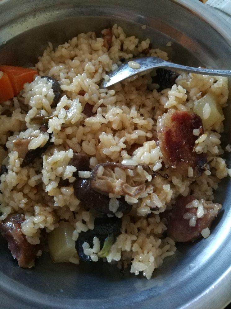香菇腊肠土豆焖饭