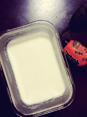 健康食谱：不用酸奶机也可以凭空做出来的脱脂酸奶，当然，你至少需要一个电饭煲的做法 步骤7