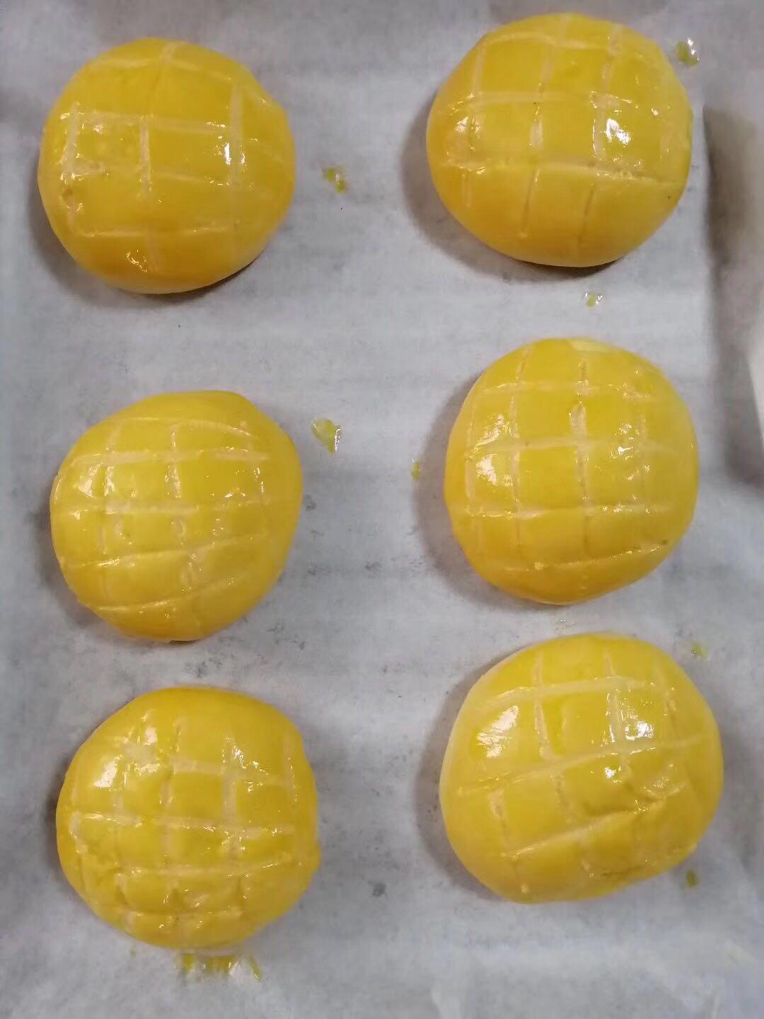好吃到炸裂的港式菠萝包（附带制作酥皮的小视频）