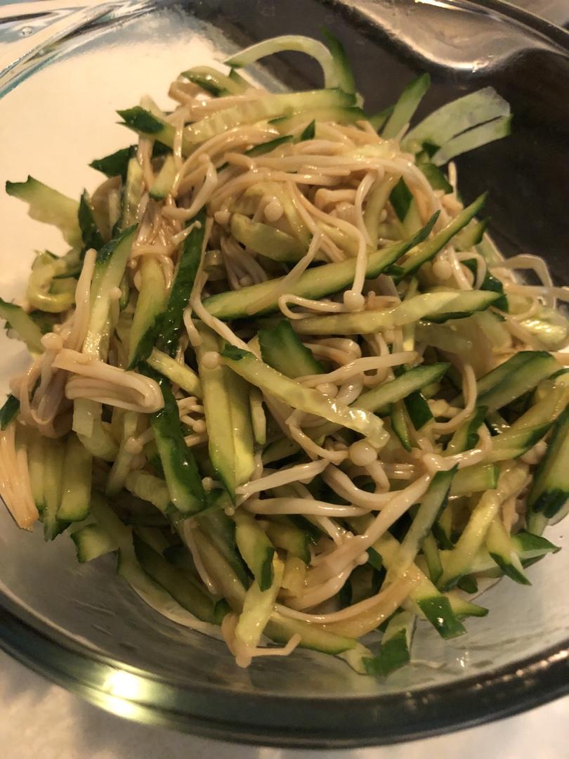 好吃的金针菇拌黄瓜
