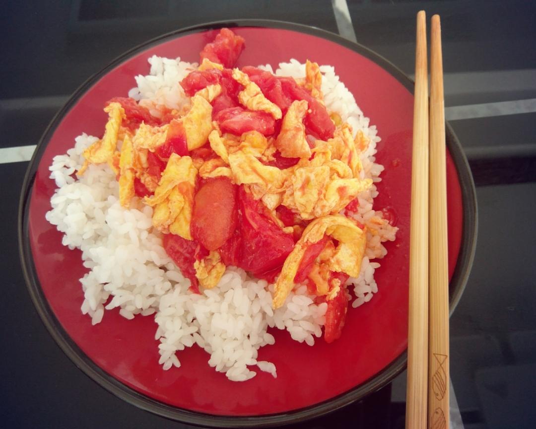 用料西红柿鸡蛋盖饭的做法打一个鸡蛋在碗中,柿子洗净切块备用热油锅