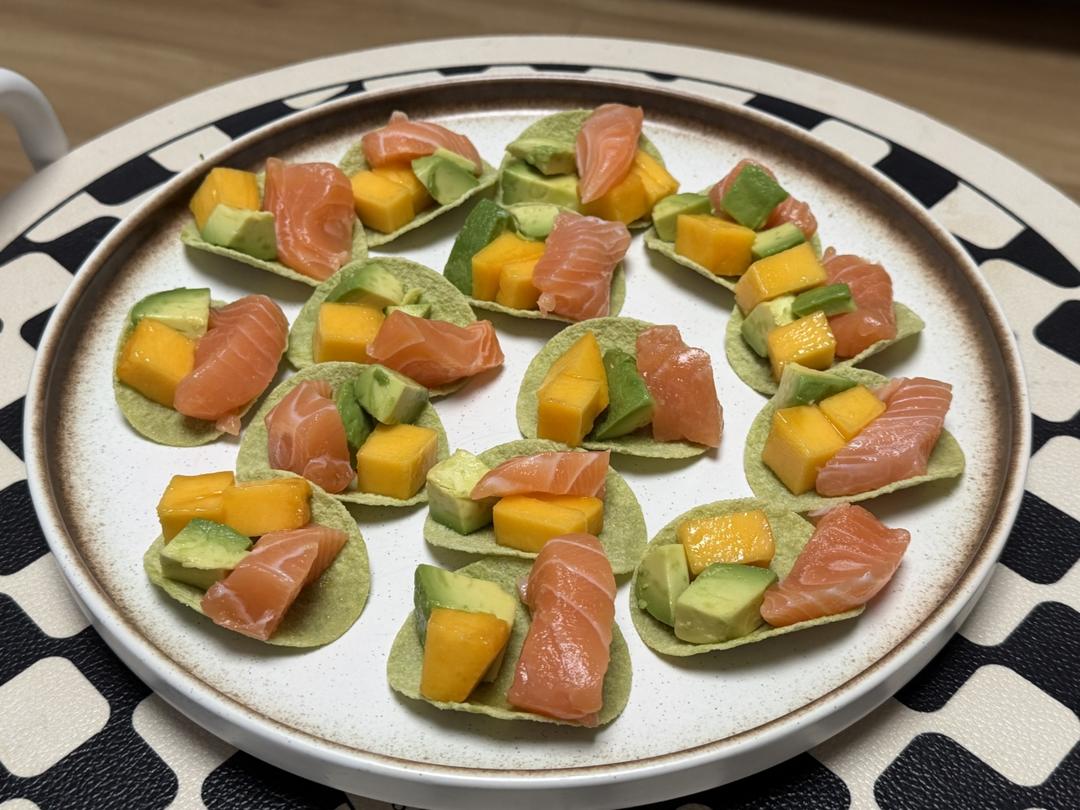 三文鱼牛油果芒果沙拉，一碗大满足