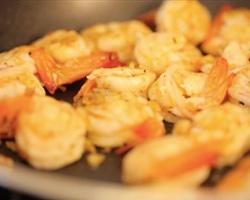 “爸气十足”私房菜：蒜香柠檬虾－视频【没牌子】的做法 步骤14