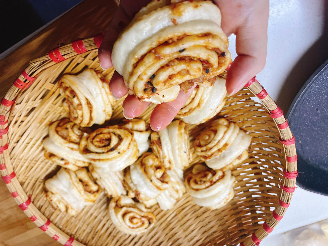 最好吃的火腿葱香花卷—附让葱不变黄的小窍门