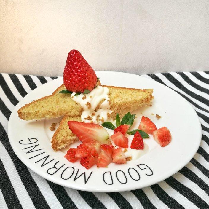 草莓酸奶烤吐司