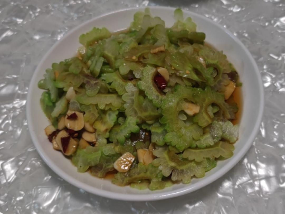 凉拌苦瓜(色碧、味脆)
