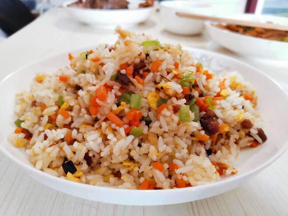 小哥哥爱心周末餐之腊肠什锦蛋炒饭
