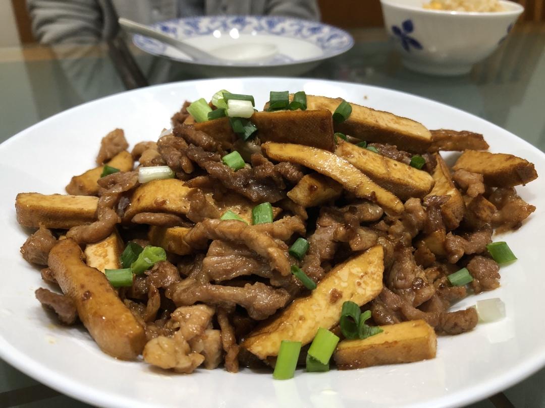 做法简单却香辣美味的香干炒肉