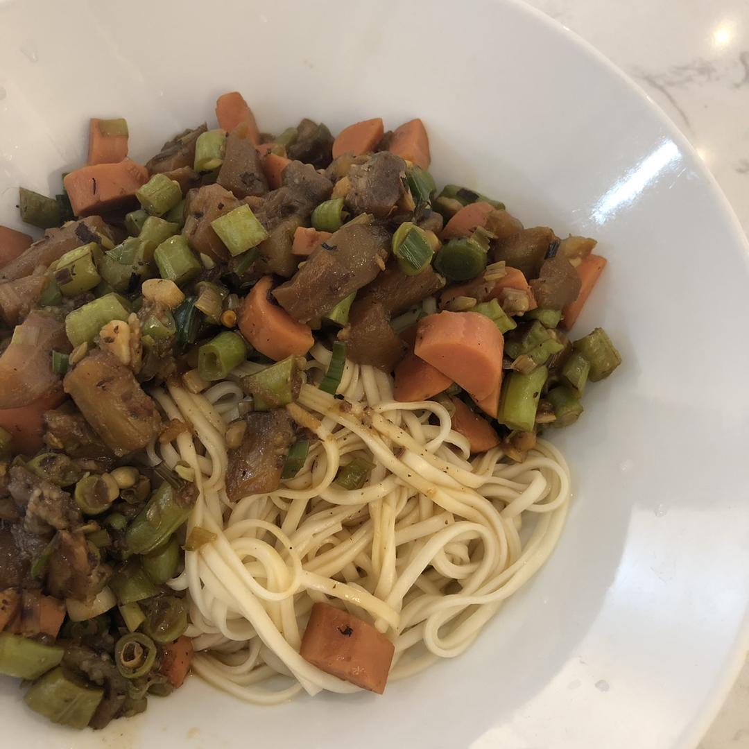 好吃起来我自己都害怕的豆角茄子打卤面