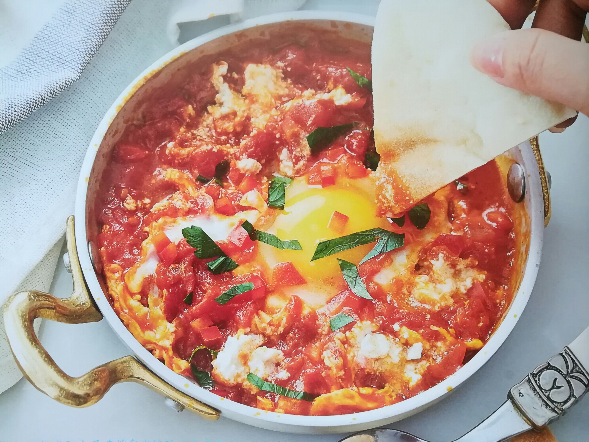 辣番茄炖蛋配面包的做法