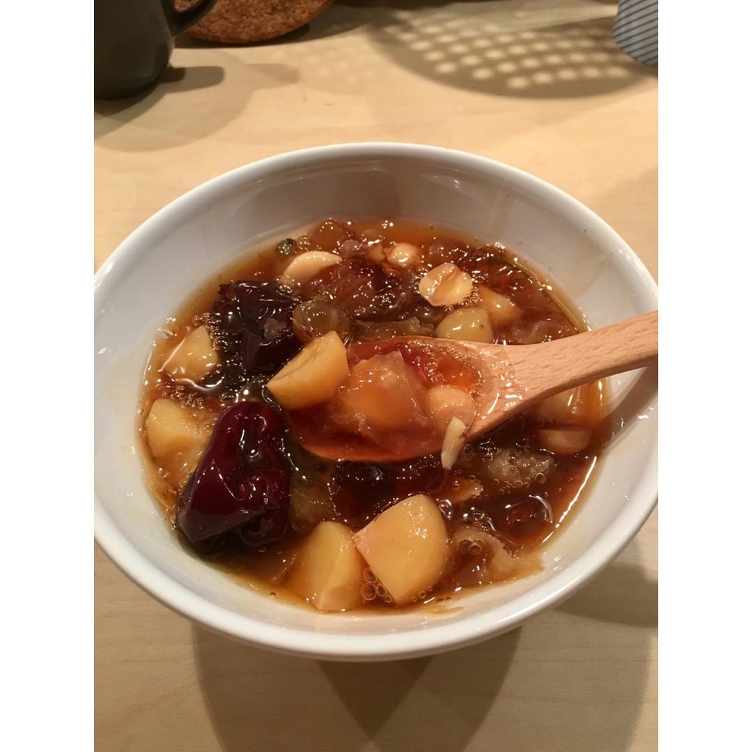 红枣银耳马蹄糖水——很滋润养颜哦
