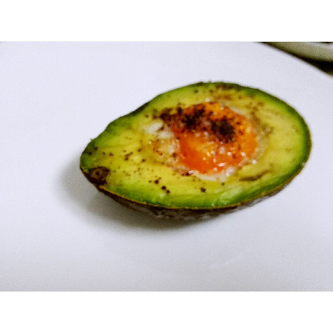 牛油果烤鸡蛋