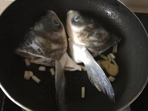 乳白鲜香的砂锅鱼头豆腐汤的做法 步骤5