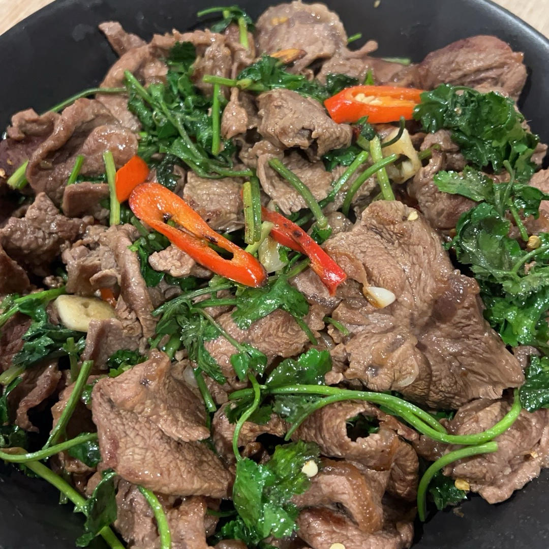 香菜炒牛肉，香辣下饭，爱吃香菜的朋友看过来，拌饭绝了
