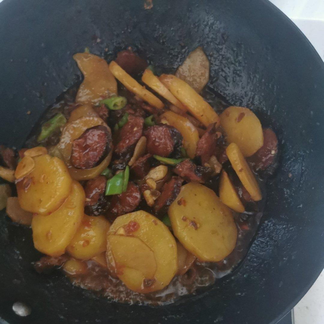 土豆焖腊肠